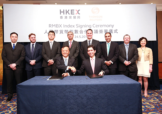 香港交易所行政总裁李小加（左）与汤森路透金融市场及风险管理亚洲区董事总经理Sanjeev Chatrath（右）今天签订协议，联合推出新人民币指数系列。