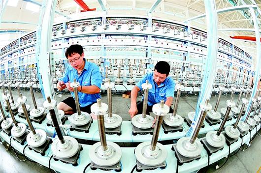 图为：22日，宜昌经纬纺机有限公司，工人正在加紧调试即将发货的玻璃丝捻线机。该公司持续研发高端纺机新品，产品50%出口欧美市场，上半年完成工业产值7056万元，同比增长129%，产销率达95%。 